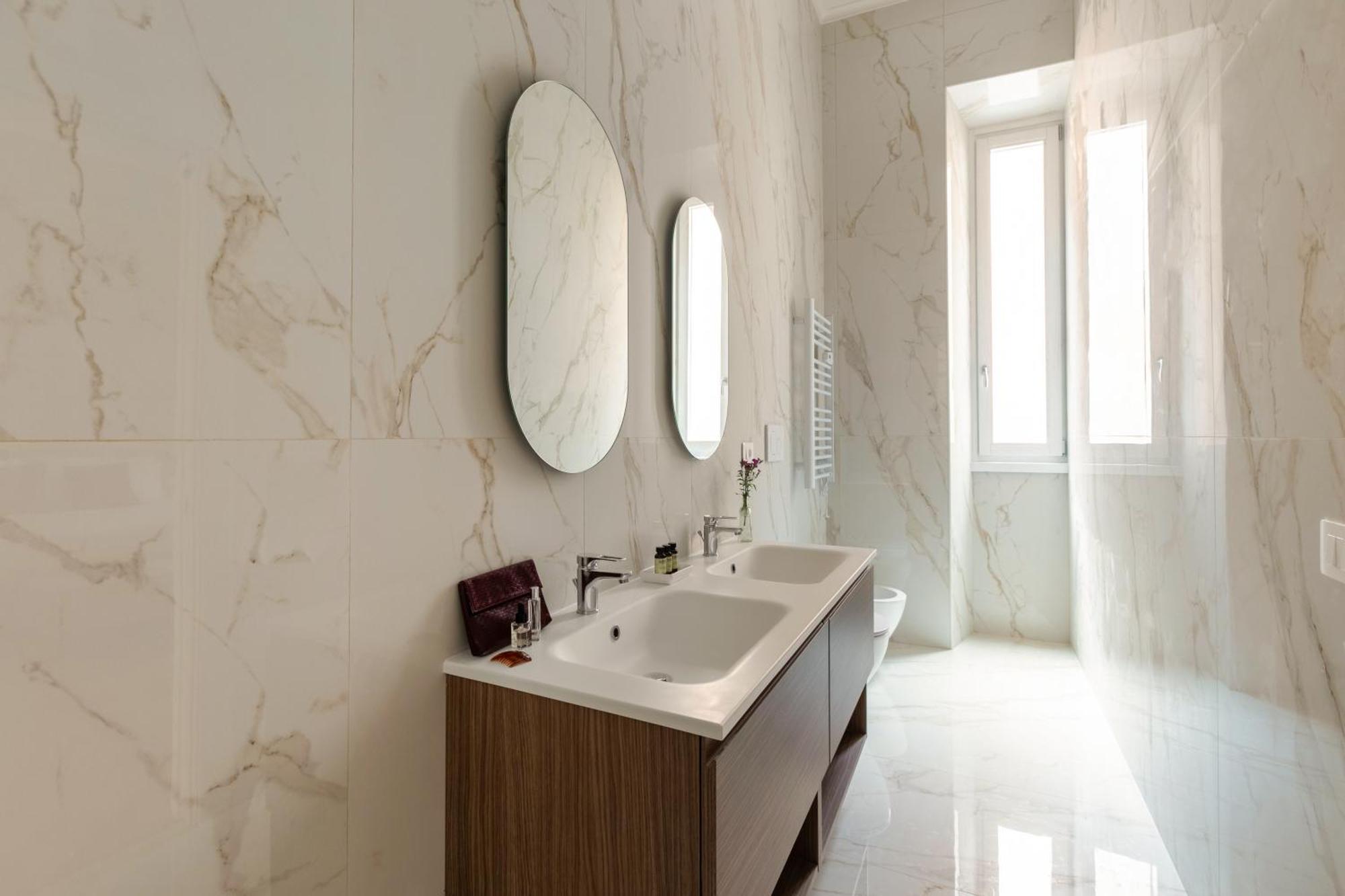 Sjr Luxury Trevi Fountain